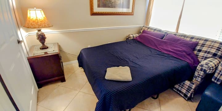 标准双人沙发床。