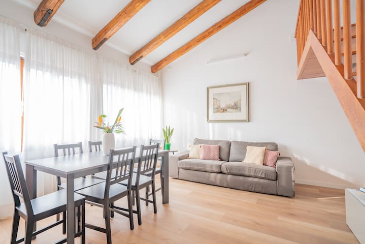 Ca’ Voga – Spacious, Square view