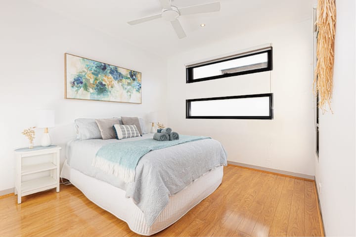 Chambre 2 avec lit plus doux et ventilateur de plafond