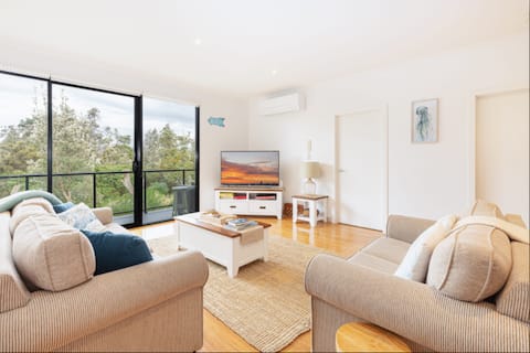 Top Airbnb: Beautiful 2br Beachside Apartment & Sunrise Views in Capel Sound
