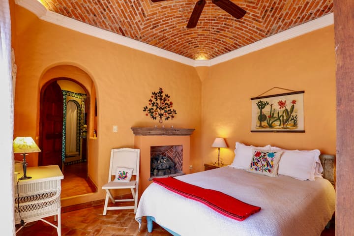 ห้องสวีทควีนไซส์พร้อมเพดานโบเวดา (วิวสวย) และห้องหนังสือที่อยู่ติดกัน