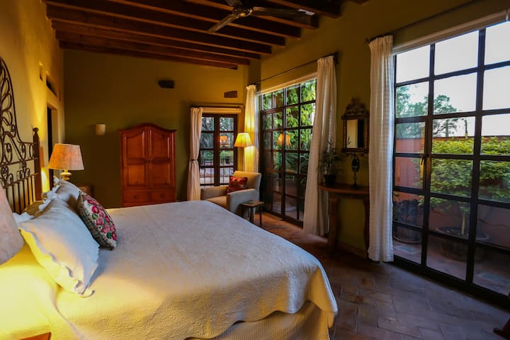 ห้องสวีทเตียงคิงไซส์ - สวนระเบียงส่วนตัวตู้เสื้อผ้าแบบวอล์คอินและอ่างอาบน้ำในตัวเตียงคิงไซส์พร้อมที่นอนเมมโมรี่โฟม