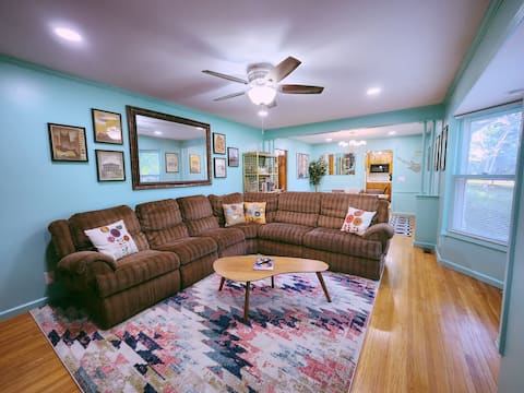 Top Airbnb: That 60's Place -By Opry, Airport & Downtown-86"TV in Donelson Hermitage Old Hickory