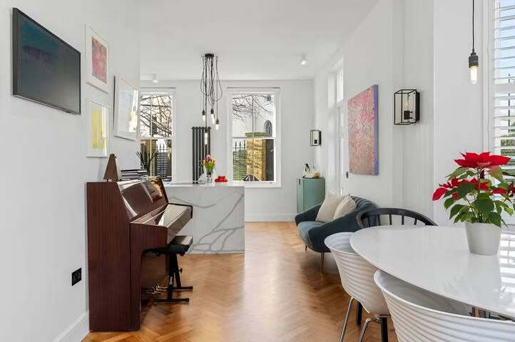 Luxury 3BR townhouse, office/playroom & XL garden gallery image 3