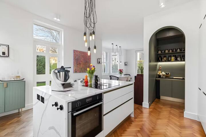 Luxury 3BR townhouse, office/playroom & XL garden gallery image 4