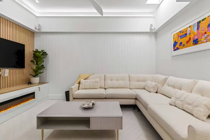 Luxury 3BR townhouse, office/playroom & XL garden gallery image 2