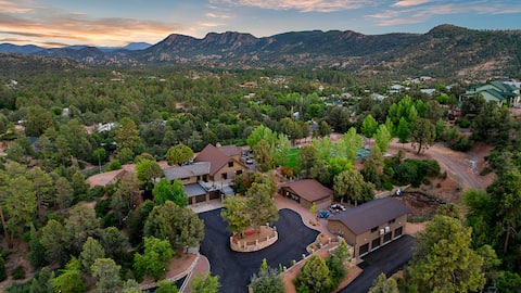 Pine getaway with pickleball, views & outdoor fun