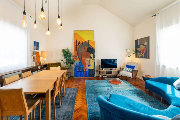 Amazing design duplex in the city center! gallery image 2