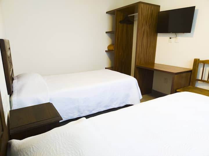 卧室2 ：两张单人床