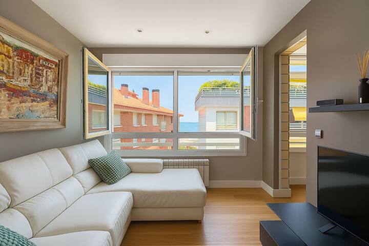 Vistas mar, parking, tablas de surf y bicicletas