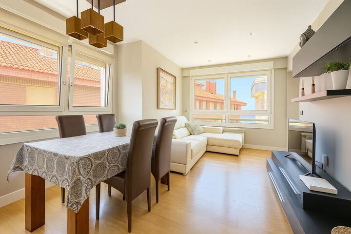 Vistas mar, parking, tablas de surf y bicicletas gallery image 2