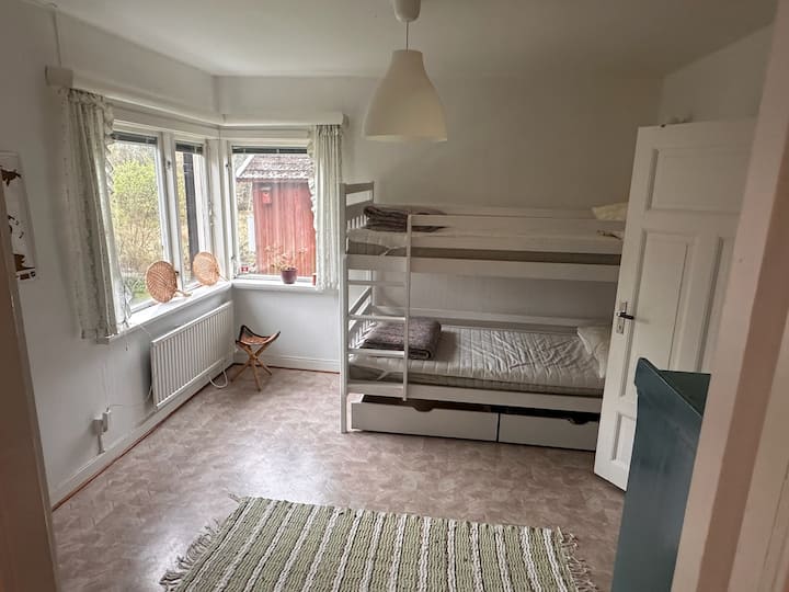 El segundo dormitorio de la planta baja tiene una litera y un armario con juguetes y libros infantiles.