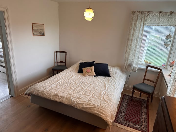 Dormitorio principal con cama tamaño Queen (160 cm)