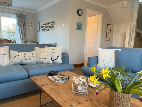Popular Airbnb listing: Cosy cottage 200 yards from Trearddur Bay beach in Trearddur