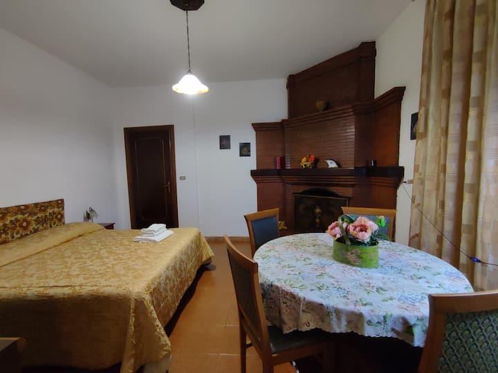 gARSÓNKA s manželskou posteľou na prízemí