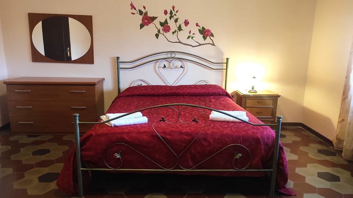 غرفة في الطابق الأول بسرير مزدوج وسرير فردي
مع انقسام ساخن/بارد