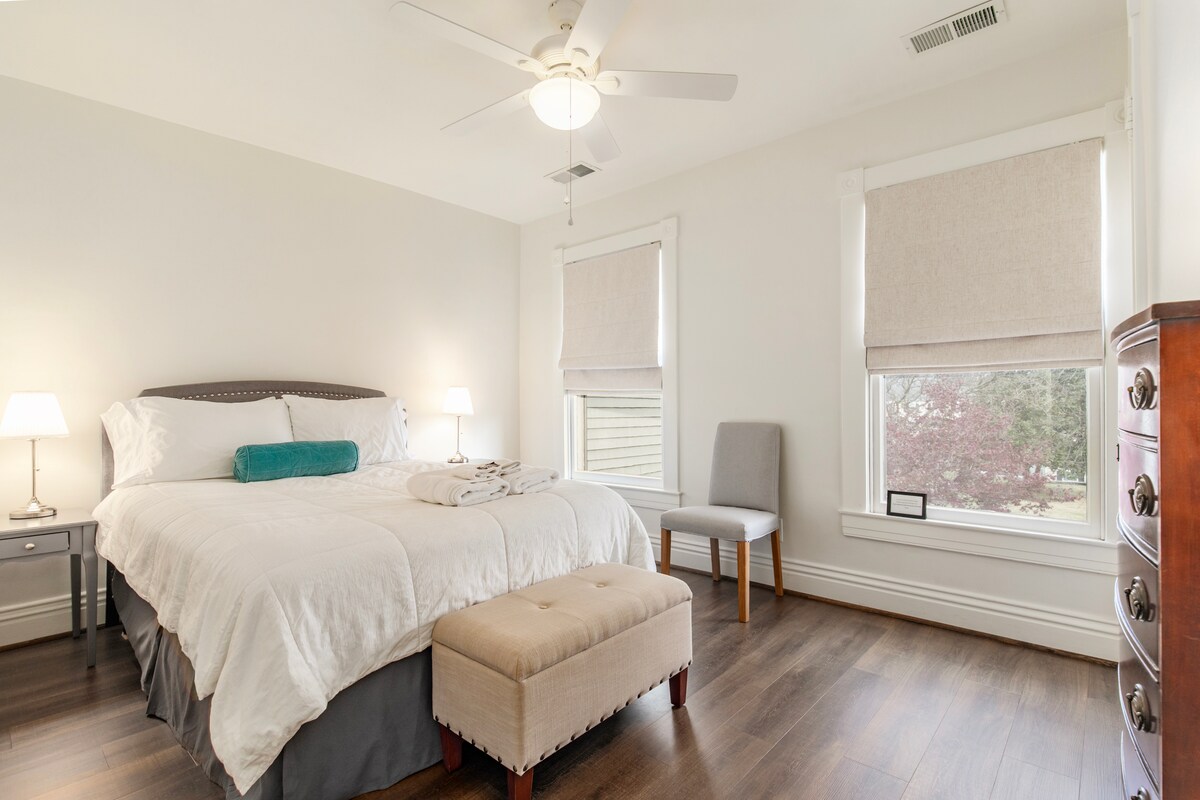 Queen bed with 2 nightstands 