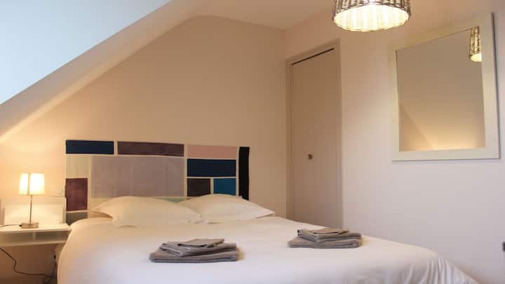 Საძინებელი 3 ზემოთ, 140 სმ საწოლით
(არასავალდებულო თეთრეული და პირსახოცები)