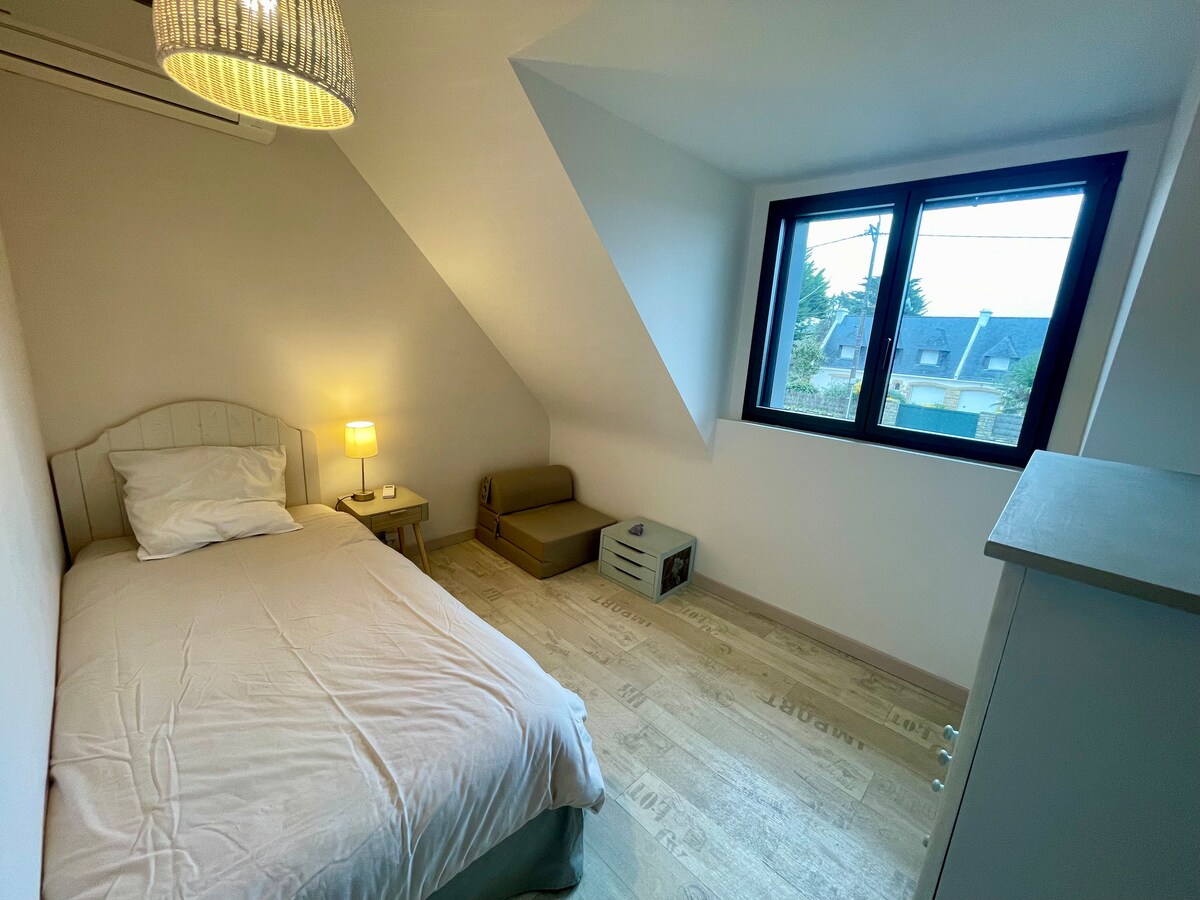 La chambre 4 à l'étage avec lit de 90 cm
(draps et serviettes en option)