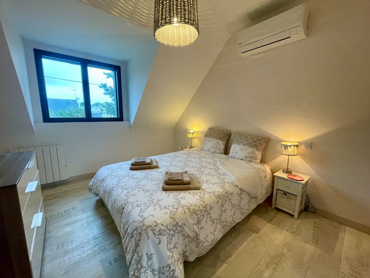 La chambre 2 à l'étage avec lit de 140 cm
(draps et serviettes en option)