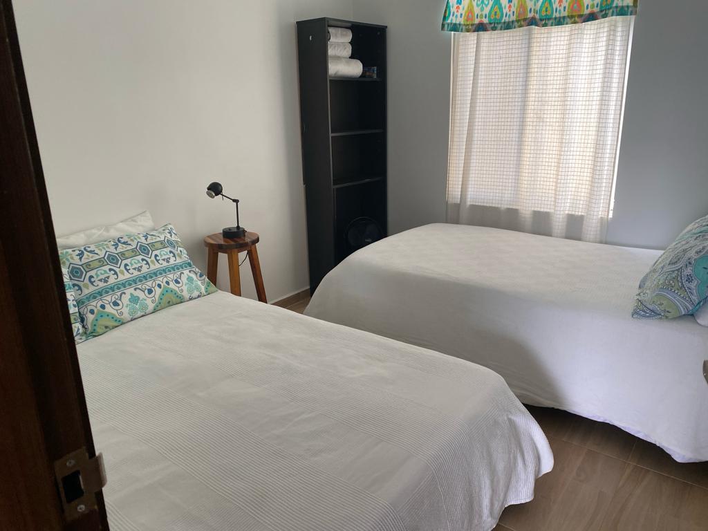 Pohodlný spánok na tvrdom matraci s čerstvou bielou posteľnou bielizňou zo 100% bavlny.
Odpočívajte v pohodlí s kvalitnými matracmi s bielou posteľnou bielizňou, 100% bavlnou a prikrývkami. 