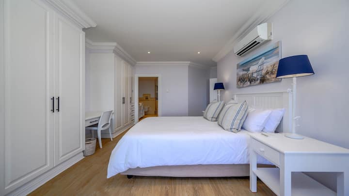 第三间卧室配有标准双人床，通往露台，可欣赏海景。 带淋浴、浴缸、马桶和洗手盆的套内卫生间
