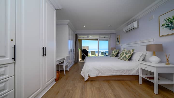 加大双人床通往露台，可欣赏海景，全套卫生间，带淋浴间、浴缸、马桶和洗手盆