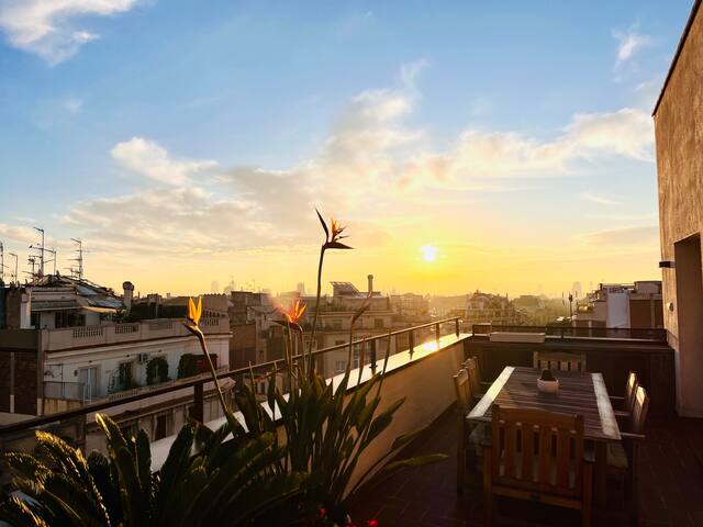 Sophisticated 3-BR Penthouse with Scenic Terraces gallery image 4