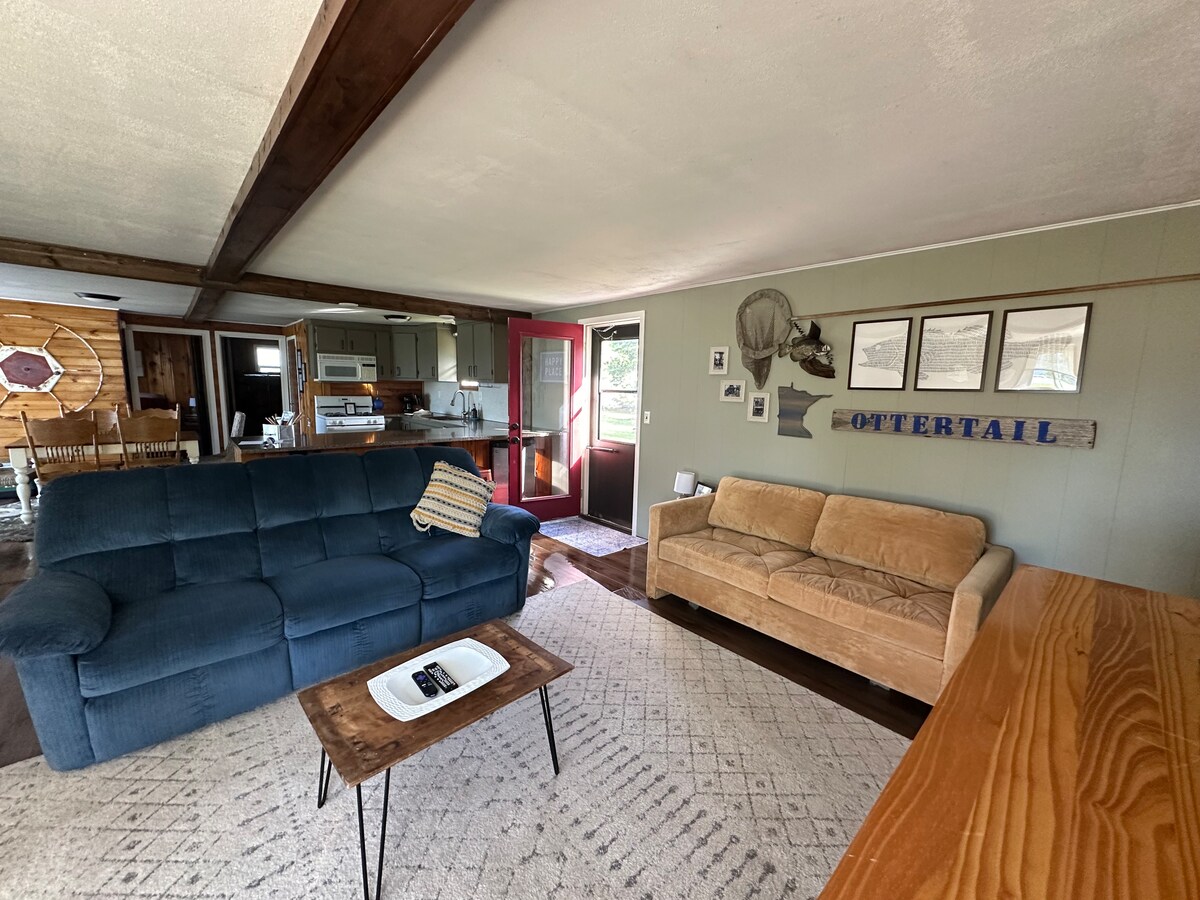 วิวห้องนั่งเล่นโซฟาสีทองดึงออกมาเป็นโซฟาปรับนอนขนาดใหญ่ 