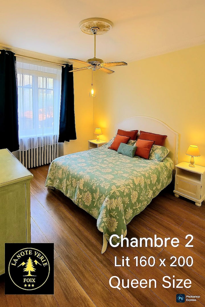 غرفة بسرير بحجم كبير