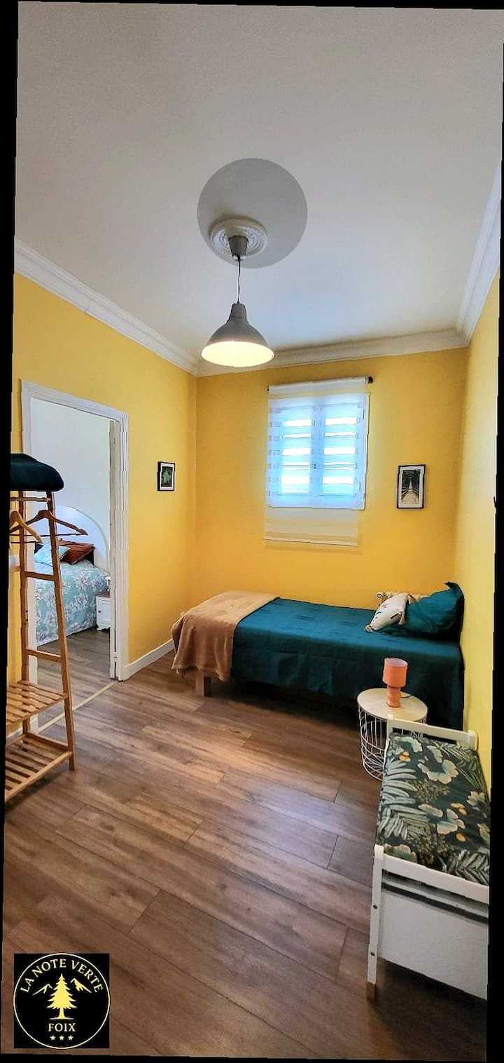 غرفة نوم بسرير 90، وصندوق حمل ولعب. 