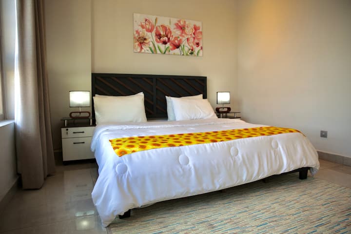  "Eneo hilo ni pana sana na safi. Usalama wa saa 24 kwa hivyo kila wakati unahisi salama na salama. Wafanyakazi wa usalama na usimamizi wa jengo walikuwa wa kirafiki sana. Eneo zuri la kutoka na kuhusu, maeneo maarufu ndani ya gari la teksi la dakika 10.” - Kirsty