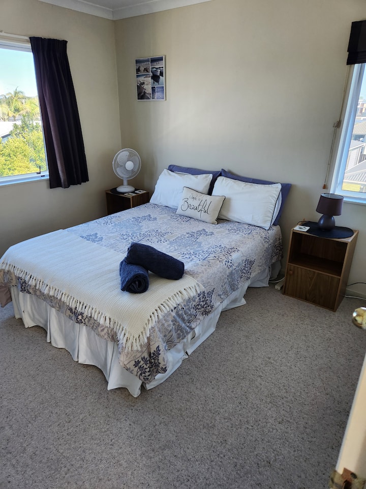 Hermosa habitación soleada en la planta superior con cama matrimonial.