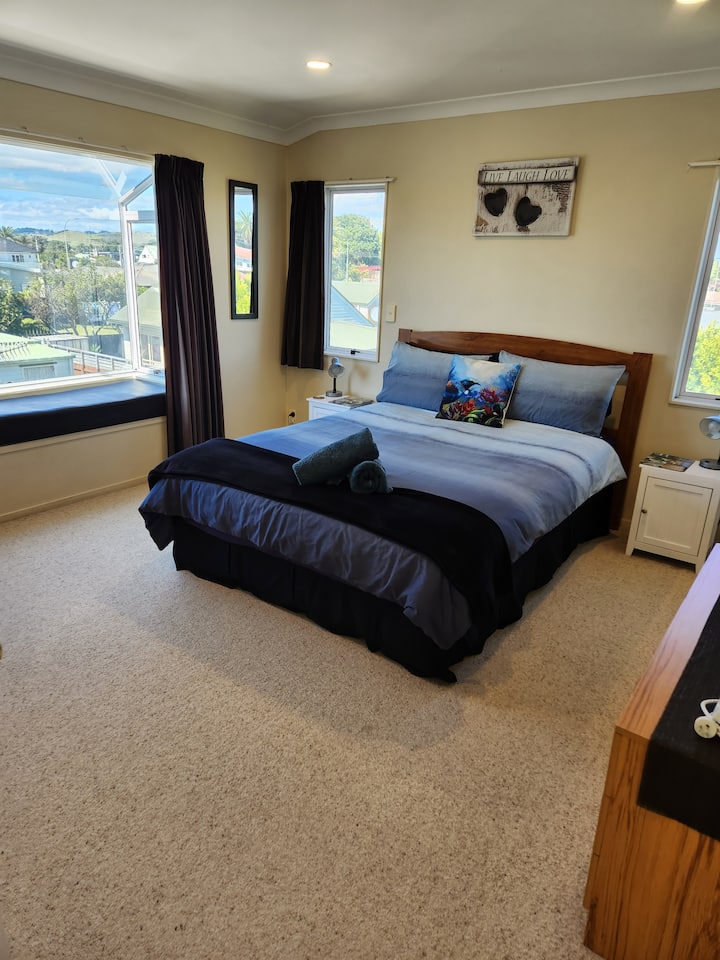 Dormitorio principal , muy luminoso , espacioso y soleado . Cama tamaño queen. Vistas de increíbles amaneceres desde la ventana del asiento del banco