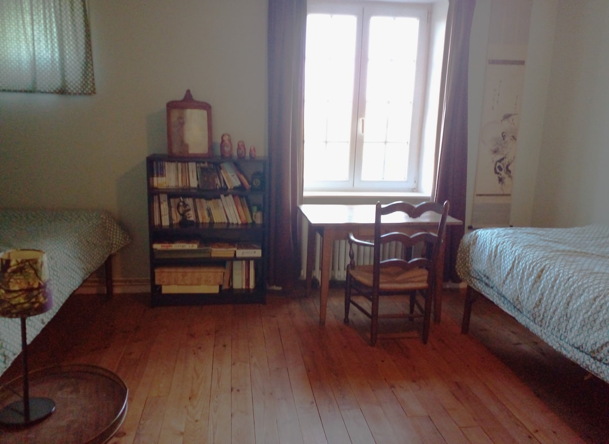 חדר השינה עם 2 מיטות. 