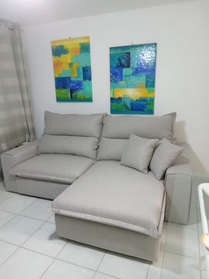 Sala de estar con sofá retráctil nuevo.-