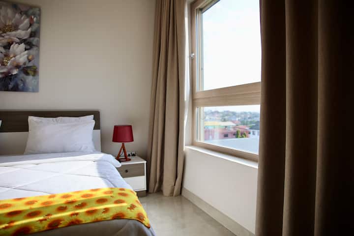“Impresionantes vistas de Accra. Bonitas ventanas grandes en todo el departamento, lo que lo hace muy acogedor por la noche. Cerca de una zona llamada Osu donde puedes pasar el rato y conseguir comida. Su lugar está muy limpio, aseado y cómodo ”. - Charmanuel