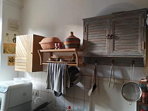 Top Airbnb: Cozy Artist Apartment North Central Berlin in Gesundbrunnen