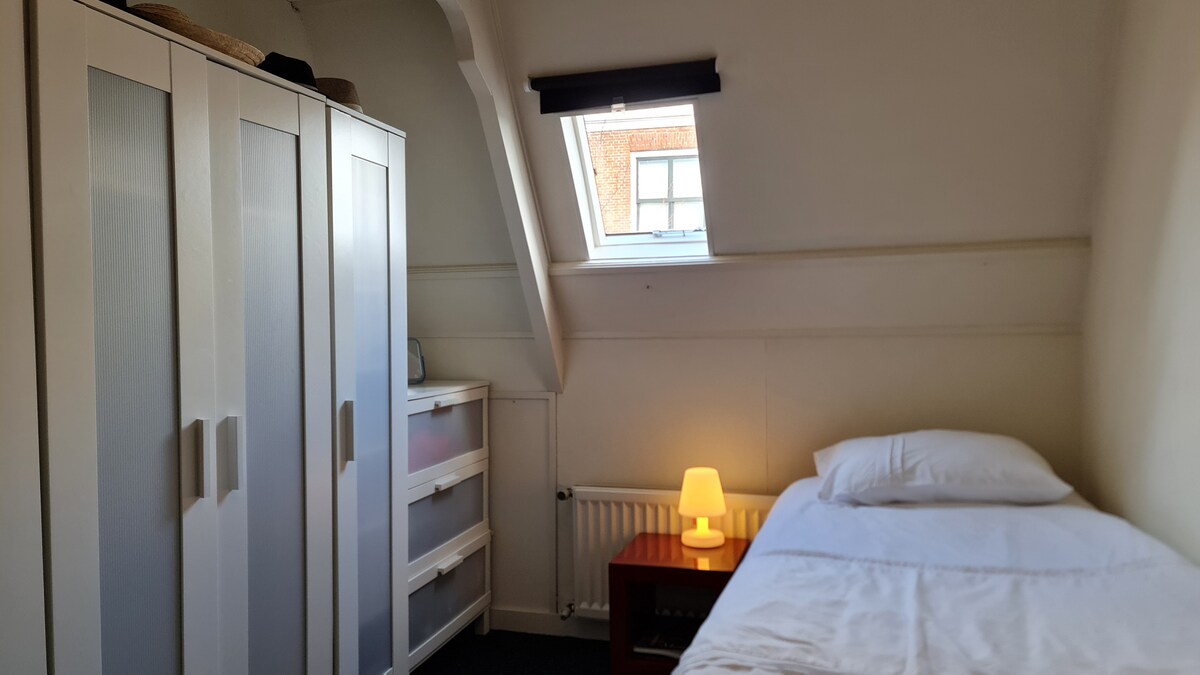 חדר השינה החמישי הוא חדר שינה אחד עם שפע של מקום בארון.