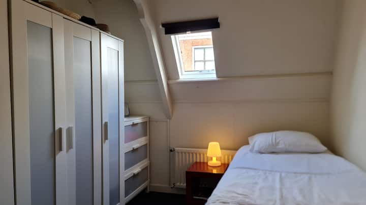 De 5e slaapkamer is een eenpersoonskamer met veel kastruimte.