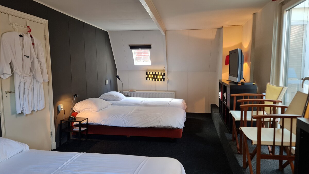 חדר השינה השלישי הוא חדר משפחה. הנה 4 מיטות קפיץ בודדות שמחכות לכם. החדר מעוצב בטוב טעם וכולל טלוויזיה ודלת החוצה. חלוקי רחצה מחכים לכם בכל החדרים.