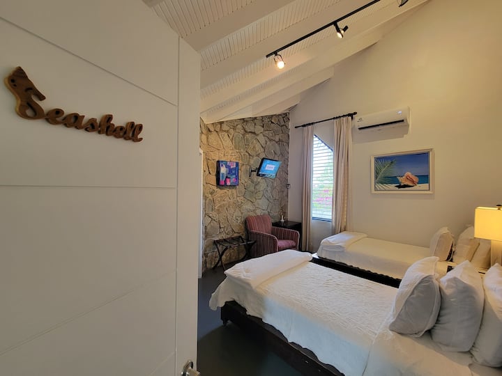 贝壳-带双床的套房卧室