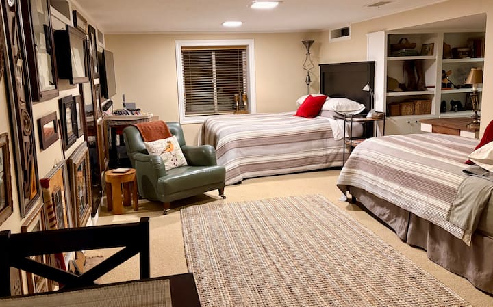 Chumba cha kulala na Sebule ni sehemu ya pamoja.
Kuna kitanda aina ya queen na kitanda cha siku mbili kwa ajili ya kulala au kuketi. 
Kiti cha ngozi, meza ya fasihi na televisheni kubwa ya skrini.
Sehemu ya kuishi inafunguka kwenye meza ya kulia chakula upande mmoja na ofisi upande mwingine.