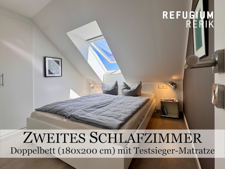 Wenn man die Rollos nachts nicht schließt, kann man unterm Sternenhimmel einschlafen. Die Fenster sind nach Nordosten gerichtet. Das bedeutet, die Zimmer heizen sich auch im heißesten Sommer kaum auf und man kann sehr angenehm hier schlafen. 