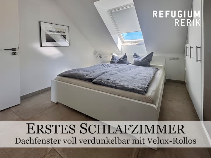 Durch die Dachfenster über den Betten lässt sich selbst bei großer Hitze wunderbar die Temperatur regulieren. An den Fenstern befinden sich original Velux®-Verdunkelungsrollos, so dass die Zimmer vollständig abgedunkelt werden können. 