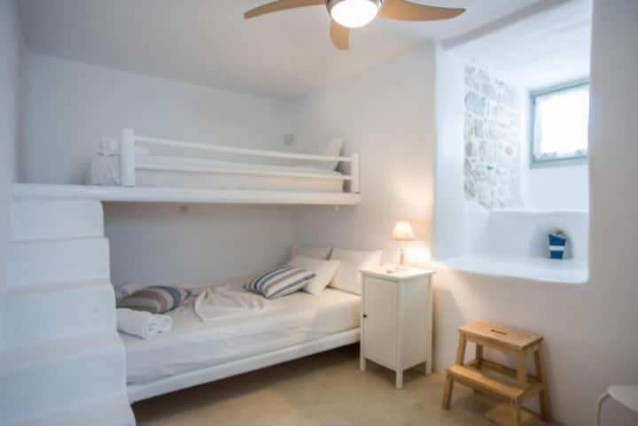 غرفة نوم بسرير بطابقين