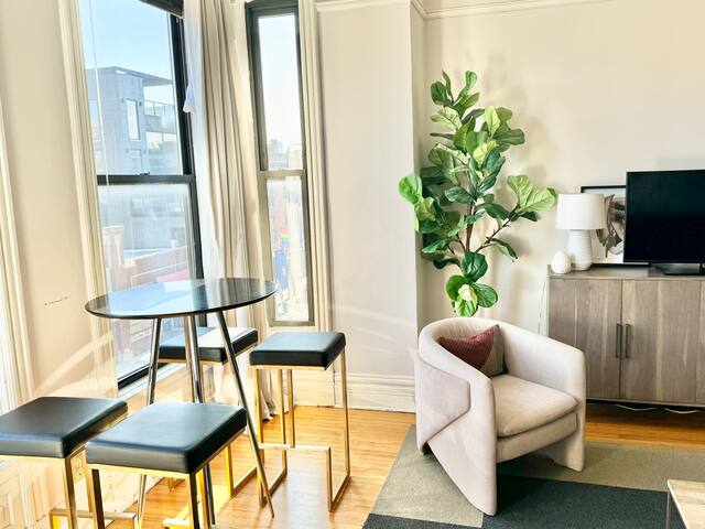 Great location! Spacious and stylish residence! gallery image 4