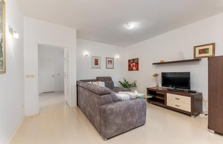 Family Apartment In Center - Makarska