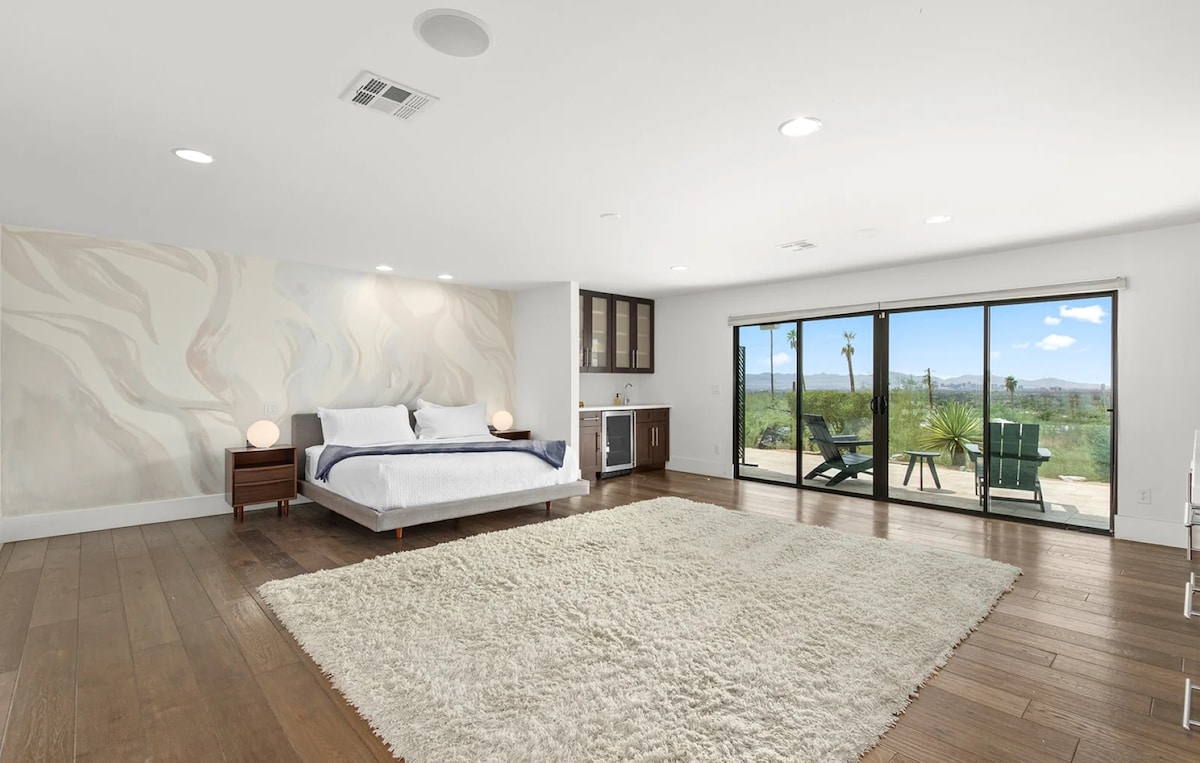 The Harlow’s primary suite offers a king bed, an expansive layout, and a private office with sweeping views of downtown Phoenix. Step outside directly from your room and enjoy seamless indoor-outdoor living.