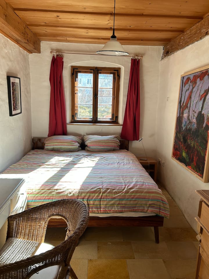 Spavaća soba 1 na prvom katu s krevetom 180x200, malim radnim stolom i komodom